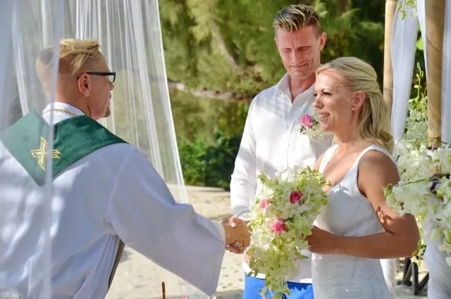 640×425-crop-80-samui_beach_lutheran_wedding